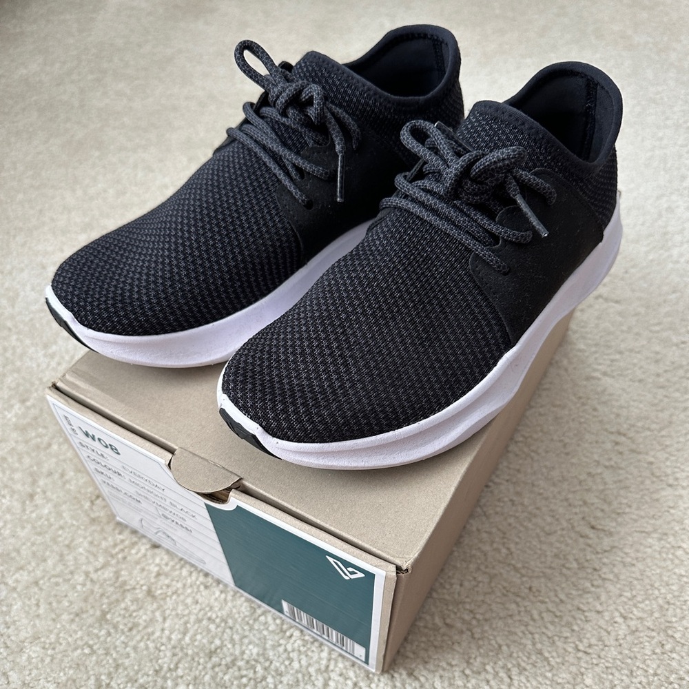 LIKE NEW! Vessi waterproof everyday sneaker size 8